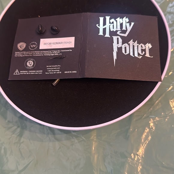 Tom Riddle's Diary Enamel Pin - Black and Gold - Picture 3 of 3